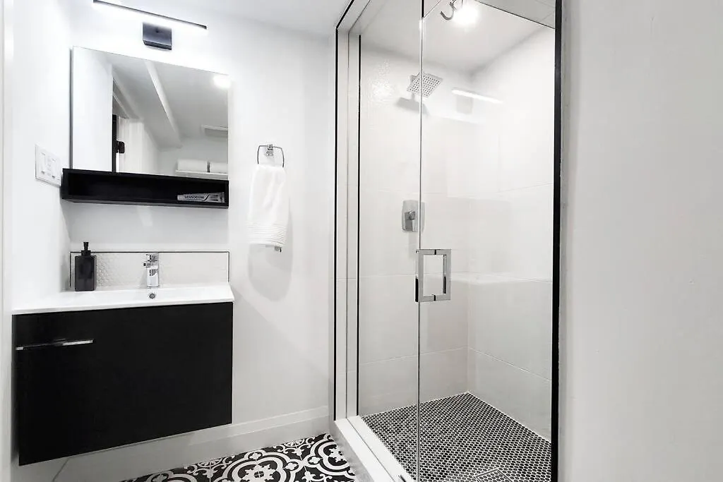 Lägenhet Renovated Guest Suite Near The Lake & High Park In Toronto!