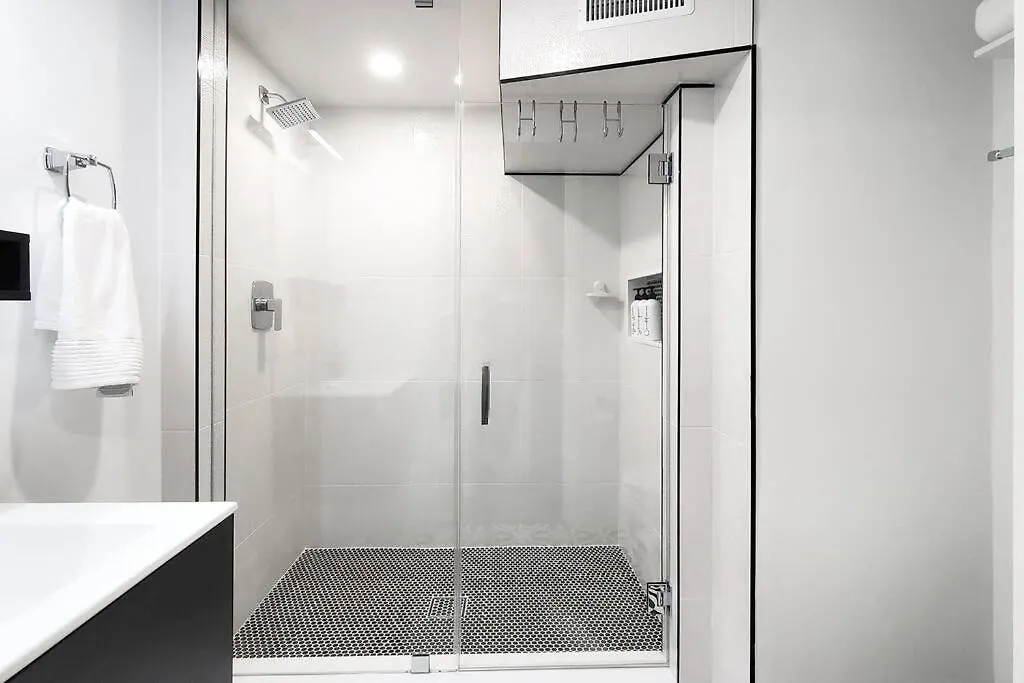 Renovated Guest Suite Near The Lake & High Park In Toronto! Toronto