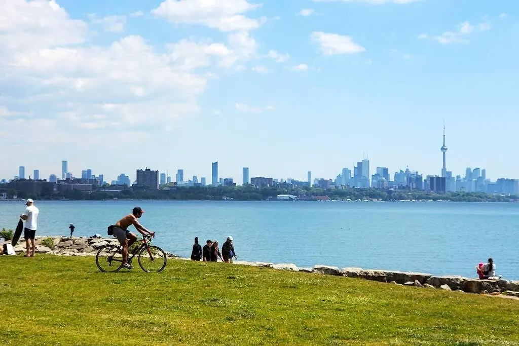 Renovated Guest Suite Near The Lake & High Park In Toronto! Lägenhet