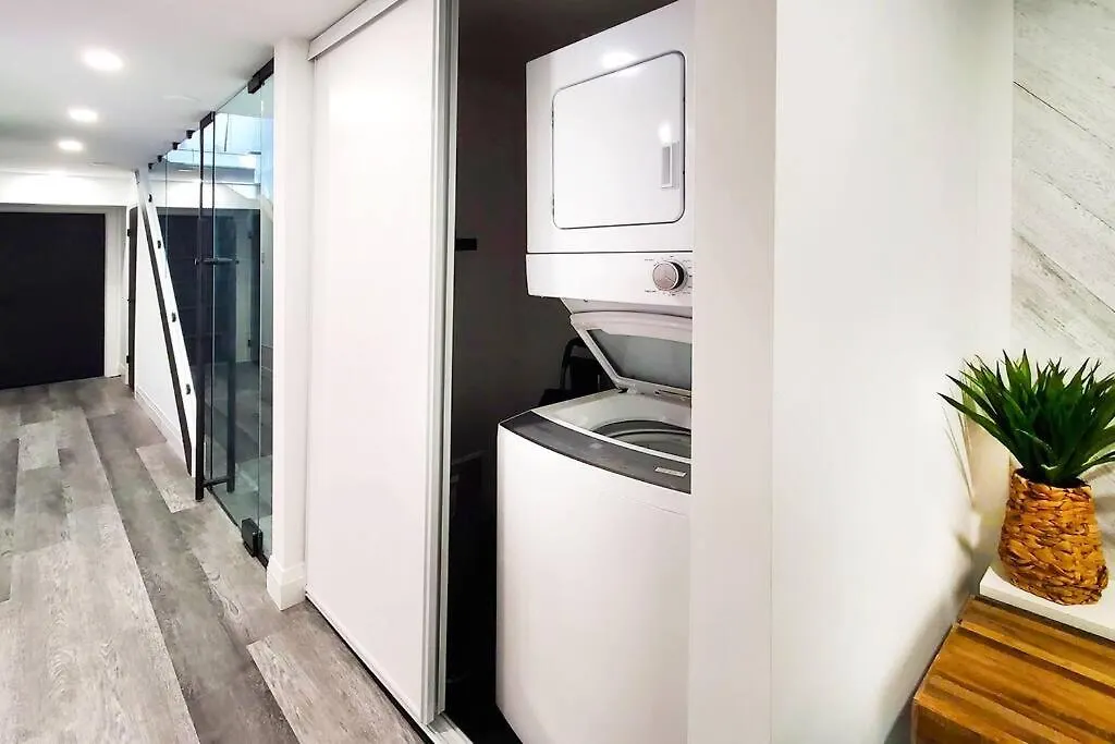 Renovated Guest Suite Near The Lake & High Park In Toronto!